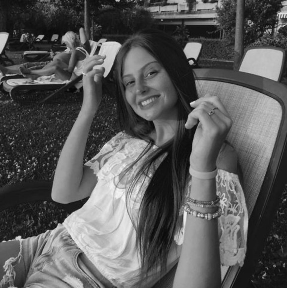 Meet your Posher, Fernanda - Picture 1 of 1